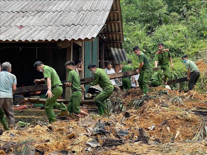Công an huyện Na Hang (Tuyên Quang) giúp đỡ người dân thôn Khau Phiêng khắc phục hậu quả do mưa lũ. Ảnh: Nam Sương - TTXVN
