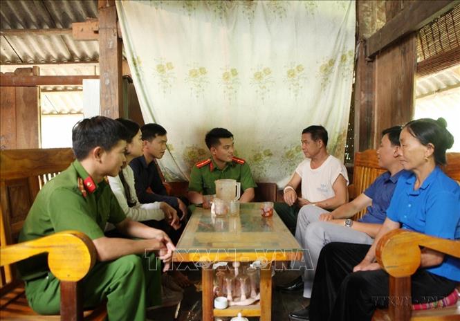 Cán bộ công an xã Mường Kim, huyện Than Uyên (Lai Châu) tuyên truyền tới người dân bản Nà Khương về đấu tranh tố giác tội phạm tại địa bàn. Ảnh: Quý Trung - TTXVN