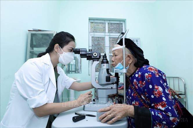 Các y, bác sỹ Bệnh viện 19-8 (Bộ Công an) khám bệnh, sàng lọc miễn phí các bệnh lý về mắt cho 300 người dân trên địa bàn xã Hòa Sơn, huyện Hữu Lũng (tỉnh Lạng Sơn) và các địa bàn giáp ranh. Ảnh: Anh Tuấn – TTXVN