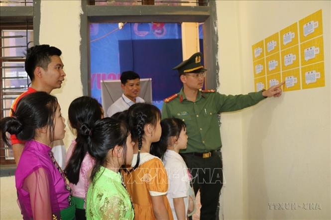 Công an tỉnh Sơn La tuyên truyền pháp luật về ma túy và phòng chống buôn bán người cho học sinh thông qua infographic (2023). Ảnh: Hữu Quyết - TTXVN