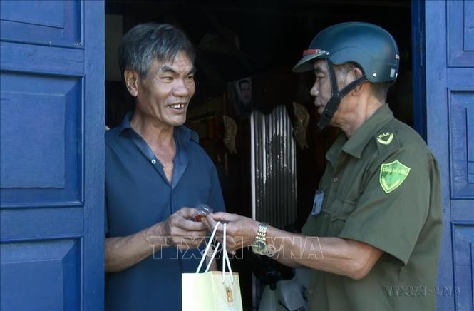 Công an xã Phú Bình, huyện miền núi Tân Phú (Đồng Nai) triển khai mô hình “Móc khóa an ninh”, mô hình mới, lần đầu tiên được áp dụng mang lại hiểu quả thiết thực và được đông đảo nhân dân ủng hộ. Ảnh: Lê Xuân-TTXVN