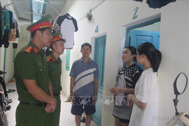 Công an phường Quảng Thành (TP.Thanh Hóa) trao đổi, hướng dẫn các chủ nhà trọ hoạt động kinh doanh đúng pháp luật và ngăn ngừa tốt tội phạm. Ảnh: Hoa Mai - TTXVN