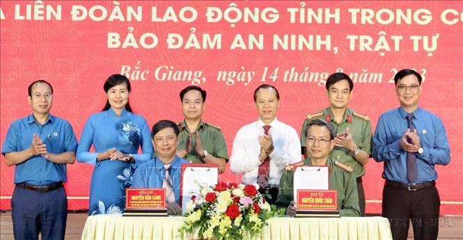Công an tỉnh Bắc Giang và Liên đoàn lao động tỉnh ký kết quy chế phối hợp trong công tác đảm bảo an ninh, trật tự (2023). Ảnh: Đồng Thúy-TTXVN