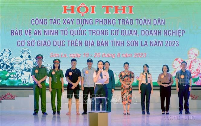 Đội Chi cục Thuế khu vực huyện Mường La (thành phố Sơn La) trả lời câu hỏi của Ban Giám khảo tại Hội thi công tác xây dựng phong trào “Toàn dân bảo vệ an ninh Tổ quốc” trong cơ quan, doanh nghiệp, cơ sở giáo dục trên địa bàn tỉnh (2023). Ảnh: Quang Quyết-TTXVN
