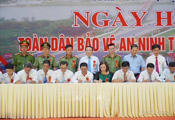 Ký kết giao ước thi đua giữa các khu phố của thị trấn Hồ Xá tại Lễ kỷ niệm 77 năm Ngày truyền thống lực lượng CAND (19/8/1945 - 19/8/2022) và 17 năm Ngày hội toàn dân bảo vệ an ninh Tổ quốc. Ảnh: Thanh Thủy-TTXVN