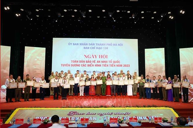 Các điển hình tiên tiến trong phong trào Toàn dân bảo vệ an ninh Tổ quốc thành phố Hà Nội năm 2023. Ảnh: Phạm Kiên - TTXVN