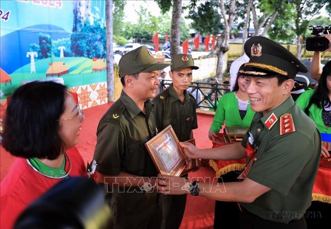 Bộ trưởng Bộ Công an Lương Tam Quang trao Kỷ niệm chương cho các cá nhân có thành tích trong phong trào toàn dân bảo vệ an ninh Tổ quốc năm 2024 tại xã Phong Phú, huyện Tân Lạc, tỉnh Hòa Bình. Ảnh: Trọng Đạt - TTXVN