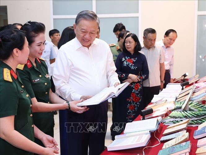 Chủ tịch nước Tô Lâm xem các ấn phẩm, tài liệu tuyên truyền bảo vệ an ninh Tổ quốc trong Ngày hội toàn dân bảo vệ an ninh Tổ quốc năm 2024 tại phường Cửa Đông, quận Hoàn Kiếm, thành phố Hà Nội (2/8/2024). Ảnh: Lâm Khánh - TTXVN