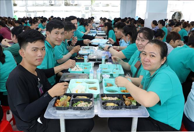 Công nhân lao động với “Bữa cơm Công đoàn” tại Công ty TNHH BO HSING (Khu công nghiệp Hòa Phú, huyện Long Hồ, tỉnh Vĩnh Long). Ảnh: Phạm Minh Tuấn-TTXVN.