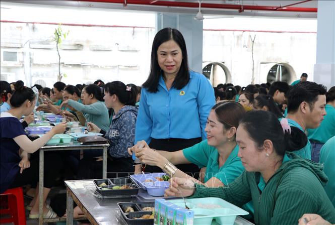 Phó Chủ tịch Liên đoàn Lao động tỉnh Vĩnh Long Nguyễn Thị Mỹ Dung hỏi thăm công nhân lao động tại “Bữa cơm Công đoàn”. Ảnh: Phạm Minh Tuấn-TTXVN.