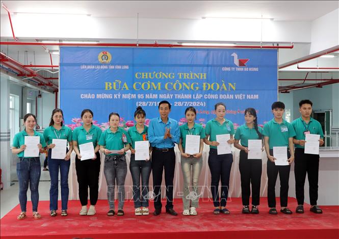 Chủ tịch Liên đoàn Lao động tỉnh Vĩnh Long Trần Văn Trạch trao Quyết định kết nạp đoàn viên công đoàn. Ảnh: Phạm Minh Tuấn-TTXVN.