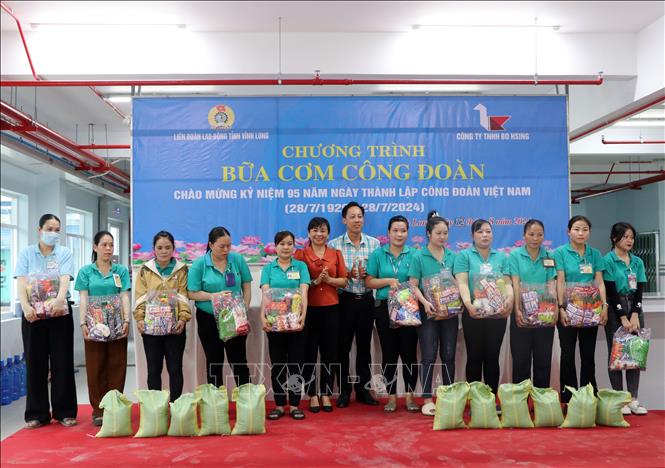 Tặng quà cho đoàn viên, người lao động có hoàn cảnh khó khăn. Ảnh: Phạm Minh Tuấn-TTXVN.