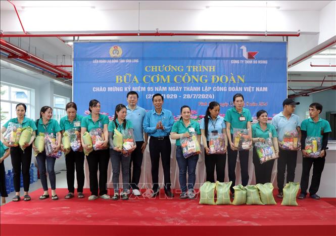Tặng quà cho đoàn viên, người lao động có hoàn cảnh khó khăn. Ảnh: Phạm Minh Tuấn-TTXVN.