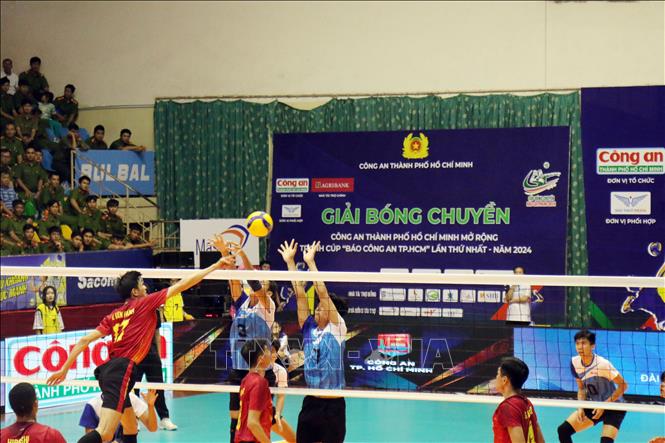 Pha bóng trong trận đấu giữa Công an Thành phố Hồ Chí Minh (áo đỏ) và Bến Tre (áo trắng xanh).