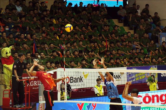Pha tấn công của đội Công an Thành phố Hồ Chí Minh (áo đỏ). Ảnh: Tiến Lực - TTXVN