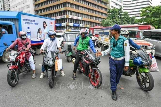 Cảnh sát điều khiển giao thông trên đường phố tại Dhaka, Bangladesh, ngày 12/8/2024. Ảnh: Getty Images/TTXVN