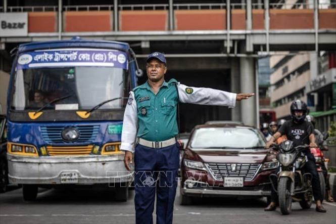 Cảnh sát điều khiển giao thông trên đường phố tại Dhaka, Bangladesh, ngày 12/8/2024. Ảnh: Getty Images/TTXVN