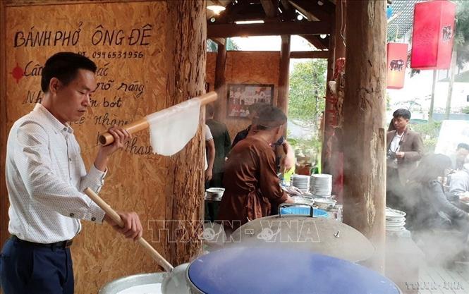 Bánh phở được làm từ tinh bột gao, tráng mỏng và hấp chín bằng hơi nước. Ảnh: TTXVN