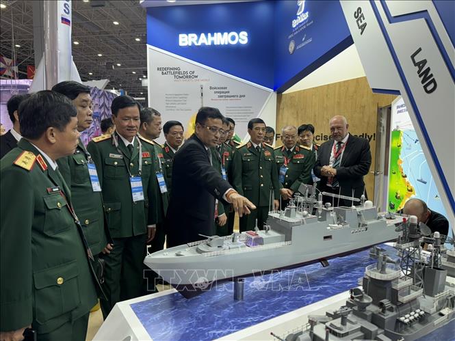 Vietnamese delegation led by National Defence Minister General Phan Van Giang visit the show at the International Military-Technical Forum - Army-2024 in Russia. VNA Photo: Quang Vinh 