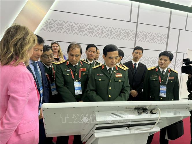 Vietnamese delegation led by National Defence Minister General Phan Van Giang visit the show at the International Military-Technical Forum - Army-2024 in Russia. VNA Photo: Quang Vinh 