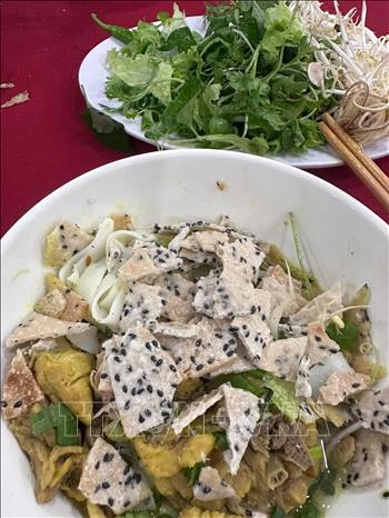 Mì Quảng thường được ăn kèm với rau sống, dưa leo, thịt heo, thịt gà, tôm, cá, trứng... Để tăng hương vị thì mì Quảng còn được kết hợp với lạc và bánh tráng. Ảnh: TTXVN