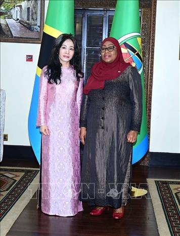 Tổng thống Samia Suluhu Hassan chụp ảnh lưu niệm cùng Đại sứ Vũ Thanh Huyền. Ảnh: Đại sứ quán Việt Nam tại Tanzania/TTXVN phát
