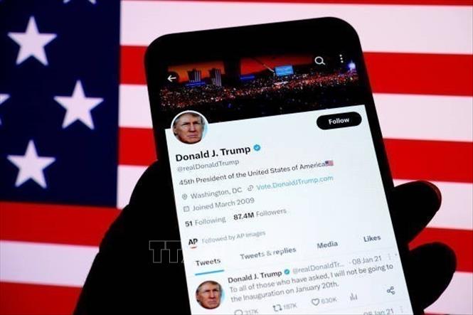 Tài khoản mạng xã hội X của cựu Tổng thống Mỹ Donald Trump trên màn hình điện thoại. Ảnh: Getty Images/TTXVN