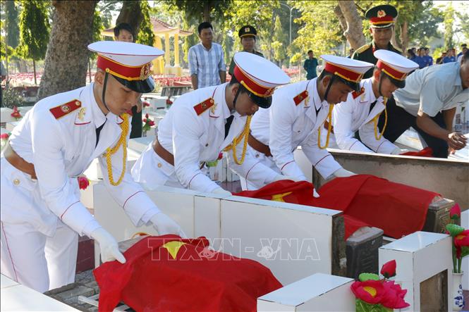 Nghi thức truy điệu và an táng 4 hài cốt liệt sỹ tại Nghĩa trang Liệt sĩ tỉnh Bình Thuận. Ảnh: Nguyễn Thanh - TTXVN