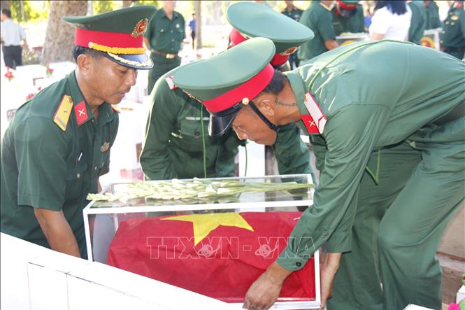 Nghi thức truy điệu và an táng 4 hài cốt liệt sỹ tại Nghĩa trang Liệt sĩ tỉnh Bình Thuận. Ảnh: Nguyễn Thanh - TTXVN