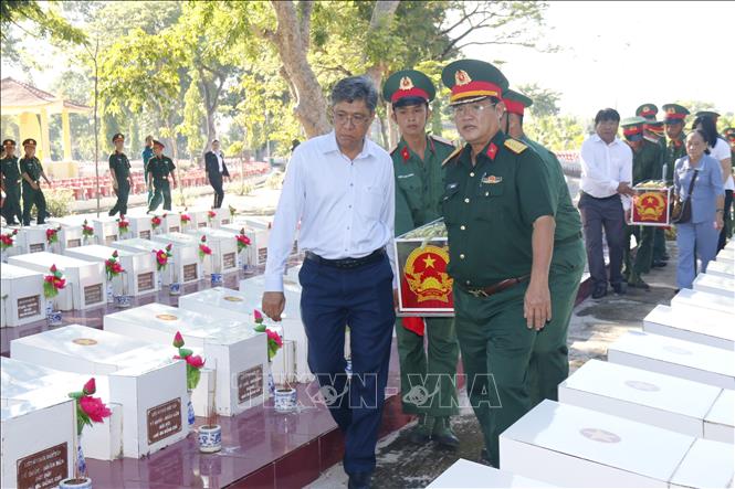 Lãnh đạo tỉnh Bình Thuận đưa tiễn các liệt sĩ về nơi an nghỉ tại Nghĩa trang Liệt sĩ tỉnh. Ảnh: Nguyễn Thanh - TTXVN