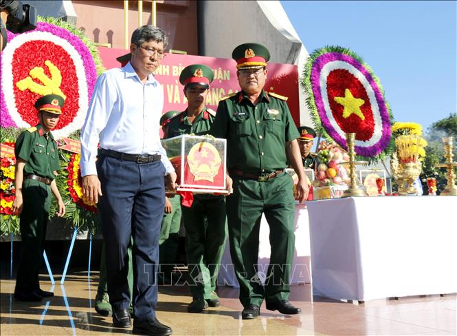 Lãnh đạo tỉnh Bình Thuận đưa tiễn các liệt sĩ về nơi an nghỉ tại Nghĩa trang Liệt sĩ tỉnh. Ảnh: Nguyễn Thanh - TTXVN