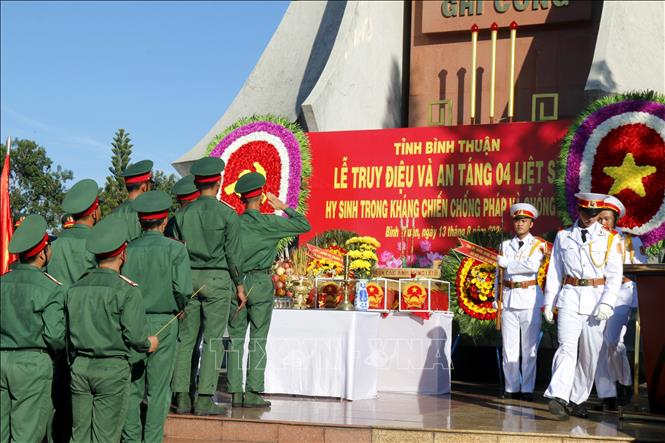 Lễ truy điệu và an táng 4 hài cốt liệt sỹ hy sinh trong kháng chiến được tìm thấy trên địa bàn tỉnh Bình Thuận. Ảnh: Nguyễn Thanh - TTXVN