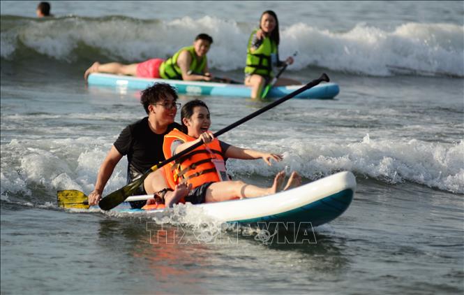 Một số người chơi SUP tại bãi biển Mân Thái (quận Sơn Trà, thành phố Đà Nẵng) không tuân thủ việc mặc áo phao. Ảnh: Văn Dũng-TTXVN