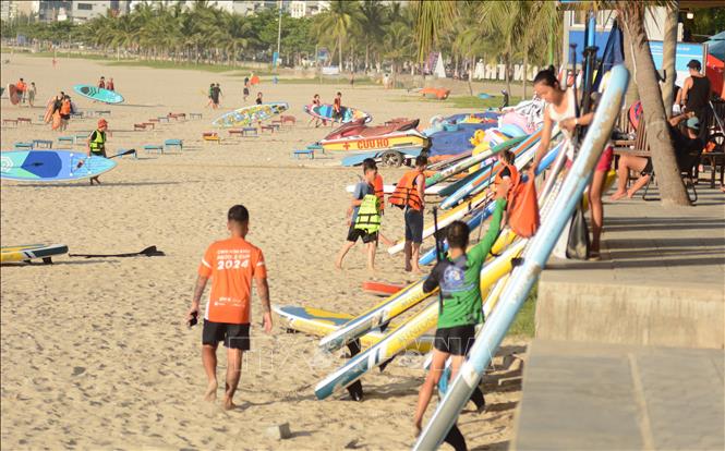 Hiện có hơn 20 chủ kinh doanh cho thuê SUP chưa đăng ký kinh doanh tại biển Mân Thái (Đà Nẵng). Ảnh: Văn Dũng-TTXVN
