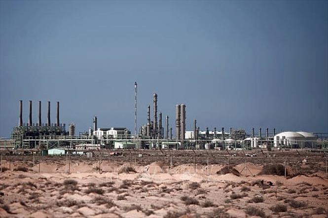 (Tư liệu) Một cơ sở lọc dầu tại thị trấn Ras Lanuf, Libya. Ảnh: Getty Images/TTXVN