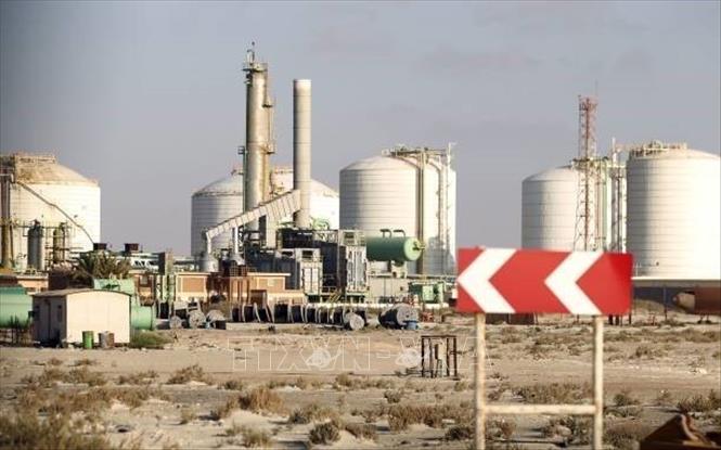 (Tư liệu) Một cơ sở lọc dầu tại Marsa al-Hariga, Libya. Ảnh: Getty Images/TTXVN