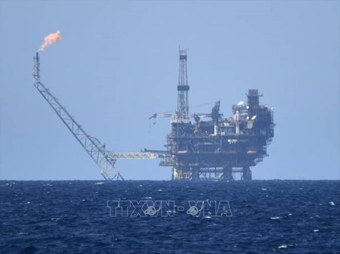 (Tư liệu) Một giàn khoan dầu ở ngoài khơi bờ biển Libya. Ảnh: Getty Images/TTXVN