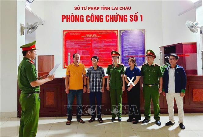 Cơ quan chức năng đọc lệnh tạm giữ đối tượng Nguyễn Thị Luyến, kế toán Phòng Công chứng số 1 tỉnh Lai Châu lừa đảo hàng tỷ đồng. Ảnh: TTXVN phát