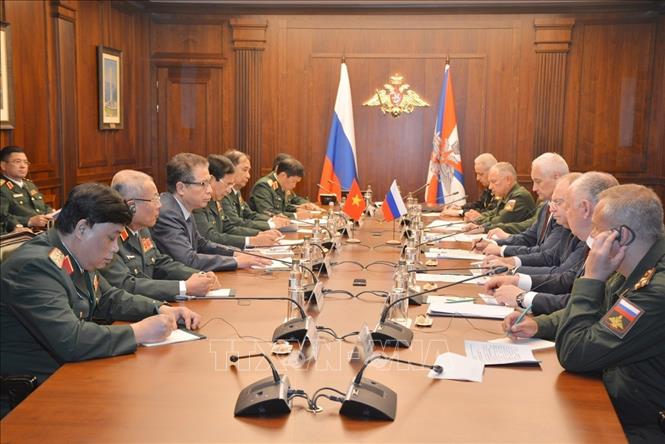 Bộ trưởng Quốc phòng Phan Văn Giang hội đàm với Bộ trưởng Bộ Quốc phòng LB Nga Andrey Removich Belousov. Ảnh: Quang Vinh - PV TTXVN tại LB Nga