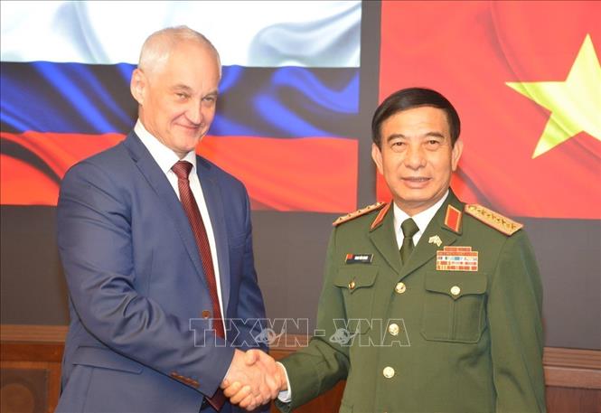 Bộ trưởng Bộ Quốc phòng Phan Văn Giang và Bộ trưởng Bộ Quốc phòng LB Nga Andrey Removich Belousov. Ảnh: Quang Vinh - PV TTXVN tại LB Nga
