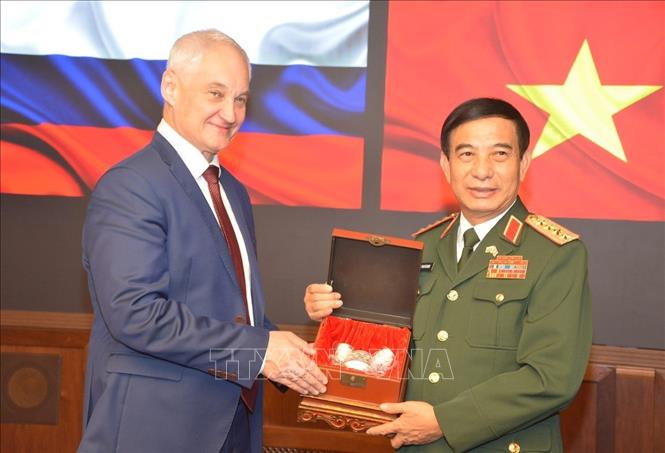 Bộ trưởng Bộ Quốc phòng Phan Văn Giang tặng quà lưu niệm cho Bộ trưởng Bộ Quốc phòng LB Nga Andrey Removich Belousov. Ảnh: Quang Vinh - PV TTXVN tại LB Nga