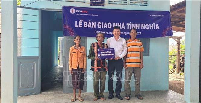 Đại diện lãnh đạo EVNCPC và chính quyền địa phương bàn giao nhà cho gia đình ông Siu Khel ở làng Klăh, xã Ia Mơ, huyện Chư Prông. Ảnh: Hoài Nam – TTXVN