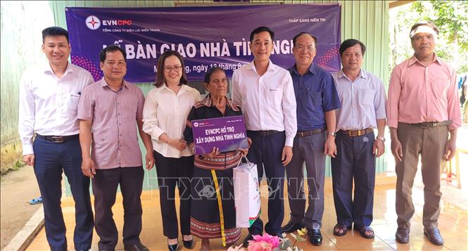 Đại diện lãnh đạo EVNCPC và chính quyền địa phương bàn giao nhà và tặng quà cho bà Hngor ở làng Tar, xã Kon Chiêng, huyện Mang Yang. Ảnh: Hoài Nam – TTXVN