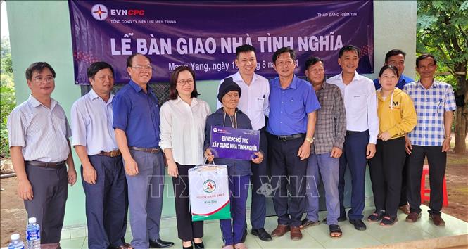 Đại diện lãnh đạo EVNCPC và chính quyền địa phương bàn giao nhà và tặng quà cho bà Amen, làng Pờ Yầu, xã Lơ Pang, huyện Mang Yang. Ảnh: Hoài Nam – TTXVN