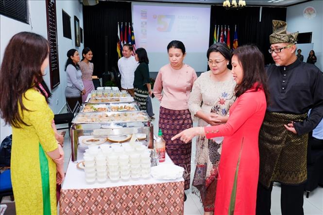 Đại sứ Trịnh Thị Tâm giới thiệu ẩm thực Việt Nam tại sự kiện. Ảnh: TTXVN phát