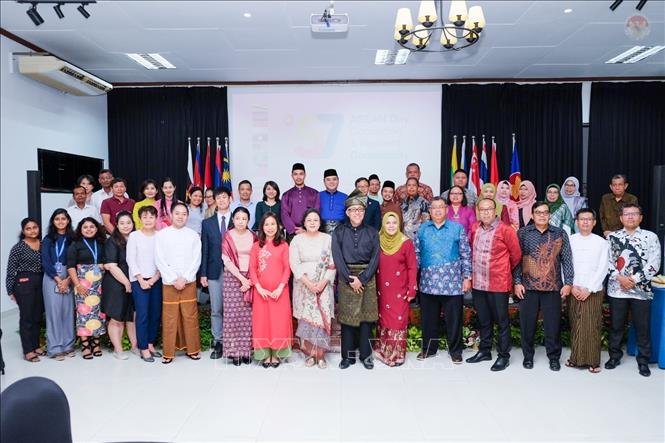 Ảnh tập thể đại Gia đình ASEAN tại Colombo. Ảnh: TTXVN phát