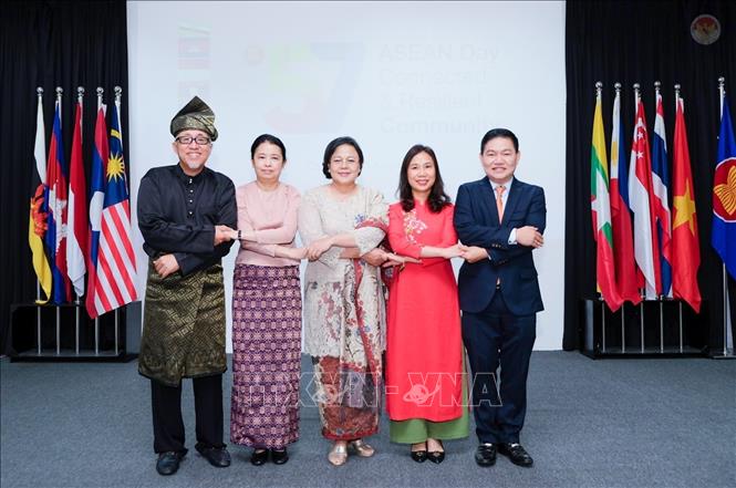 Đại sứ các nước ASEAN chụp ảnh tại sự kiện. Ảnh: TTXVN phát