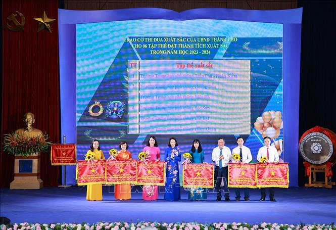 Tặng cờ thi đua của UBND thành phố Hà Nội cho các tập thể đạt thành tích xuất sắc. Ảnh: Thanh Tùng - TTXVN