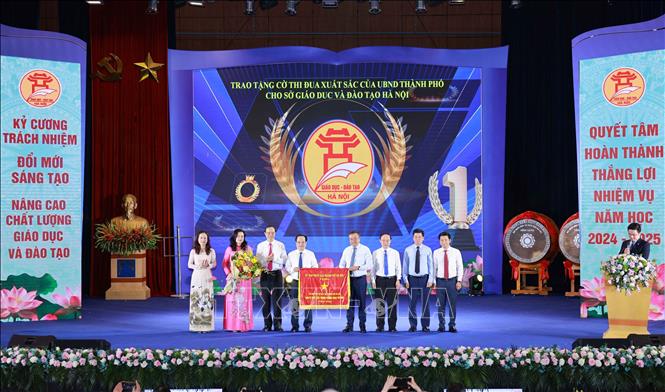 Sở Giáo dục và Đào tạo nhận cờ thi đua xuất sắc của UBND thành phố Hà Nội. Ảnh: Thanh Tùng - TTXVN