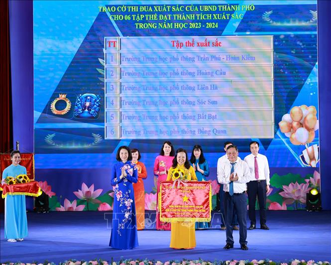 Tặng cờ thi đua của UBND TP Hà Nội cho tập thể trường THPT Trần Phú (Hoàn Kiếm). Ảnh: Thanh Tùng - TTXVN